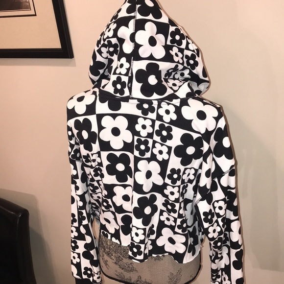 Wild fable cropped hoodie black & white flowers nwt - Picture 6 of 7